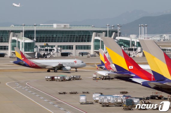 인천국제공항 활주로 에서 아시아나 항공기가 이륙을 준비하고 있다. 뉴스1 © News1 민경석 기자