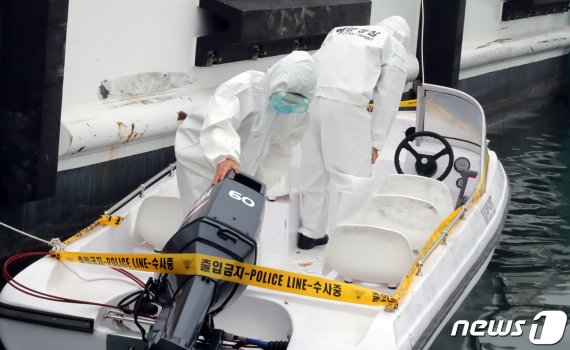 해양경찰 관계자들이 충남 태안군 신진항 해경 전용부두에서 중국인 8명이 밀입국에 사용한 소형 보트를 감식하고 있다. /뉴스1 © News1 장수영 기자