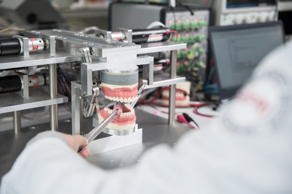 한국식품연구원 가공공정연구단 연구자가 '3D 저작 모사 시스템'을 이용해 식품의 물리적 특성을 조사하고 있다. 식품연구원 제공