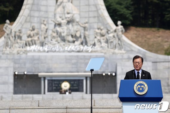 (서울=뉴스1) 민경석 기자 = 문재인 대통령이 6일 오전 대전 유성구 국립대전현충원에서 열린 제65회 현충일 추념식에 참석해 추념사를 하고 있다.(국가보훈처 제공) 2020.6.6/뉴스1 /사진=뉴스1화상