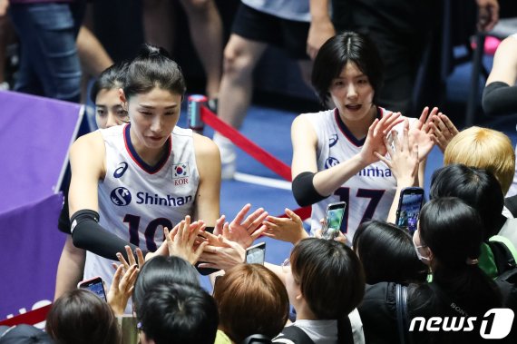 한국 여자배구 대표팀에서 함께 활약한 김연경(왼쪽)과 이재영. 2019.8.22/뉴스1 © News1 유승관 기자