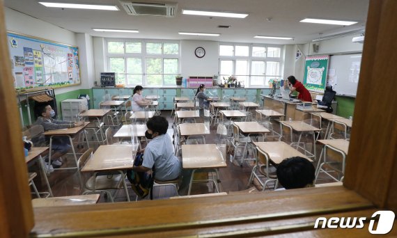 지난 3일 대구 한 초등학교에서 학생들이 수업을 준비하고 있다./뉴스1 © News1 공정식 기자