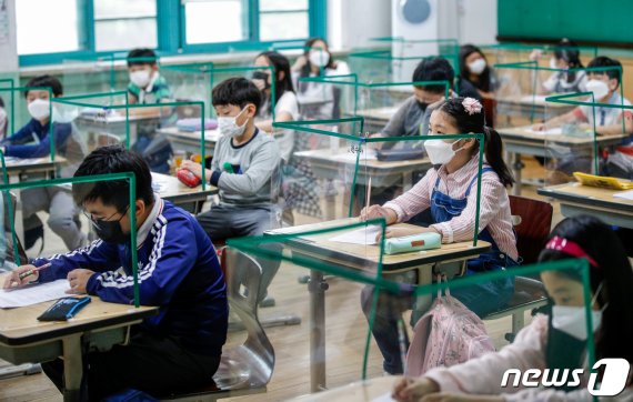 학교에 등교해 수업을 듣고 있는 서울의 한 초등학교 3학년 학생들./뉴스1 © News1 안은나 기자