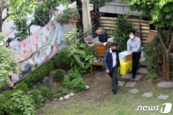 기부금 횡령 의혹 등에 휩싸인 정의기억연대(정의연)를 수사하는 검찰이 21일 서울 마포구 위안부 피해자 할머니들의 쉼터 '평화의 우리집'에서 압수수색을 마치고 물품을 들고 차량으로 향하고 있다. 2020.5.21/뉴스1 © News1 이승배 기자