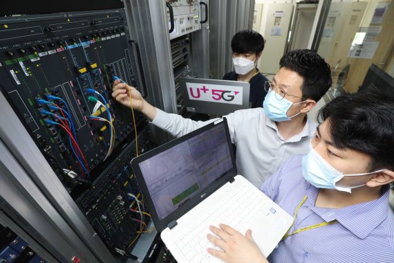 유비쿼스 관계자가 LG유플러스에 공급하는 10기가 인터넷 장비를 점검하고 있다. LG유플러스 제공