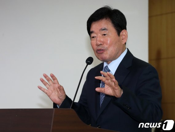 김진표 더불어민주당 의원은 자신의 보좌진을 대상으로 주4일 근무제를 시범실시한다고 7일 밝혔다. 뉴스1