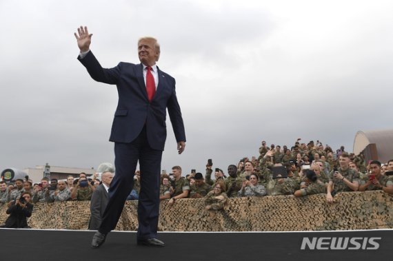 도널드 트럼프 미국 대통령이 지난해 6월 오후 워싱턴으로 떠나기에 앞서 경기도 오산의 미 공군 기지를 방문해 연단에 오르고 있다. /사진=뉴시스