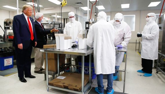 트럼프 도널드 트럼프 미국 대통령(왼쪽 첫번째)이 지난 5일(현지시간) 메인주 길포드의 퓨리탄 메디컬 프로덕스 공장을 방문해 의료용 면봉 생산 과정을 지켜보고 있다. AP뉴시스