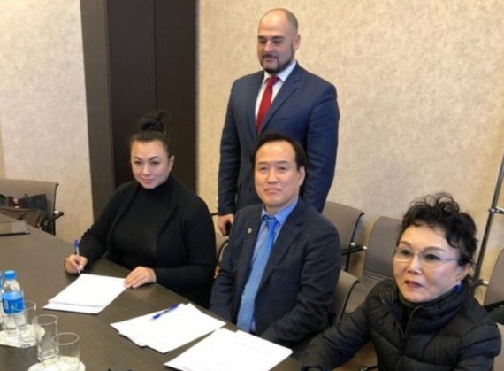 정일수 ㈜훼미리 회장(앉은자리 가운데)이 러시아 블라디보스토크 연해주개발공사(사장 올가 순자유, 앉은 자리 왼쪽) 회의실에서 콘스탄틴 셰스타코프 연해주 부지사 등이 함께한 가운데 '블라디보스토크 골프&리조트' 조성 협약식을 갖고 있다. ㈜훼미리 제공