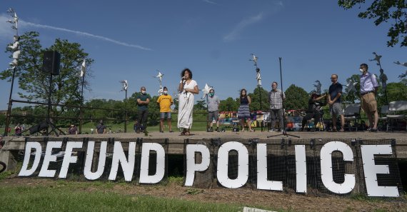 7일(현지시간) 미국 미니애폴리스의 파우더혼공원에서 열린 집회에서 시의원인 얼론드라 카노(앞줄)가 경찰에 대한 재정지원 중단 문제와 관련된 토론 중 발언을 하고 있다.AP뉴시스