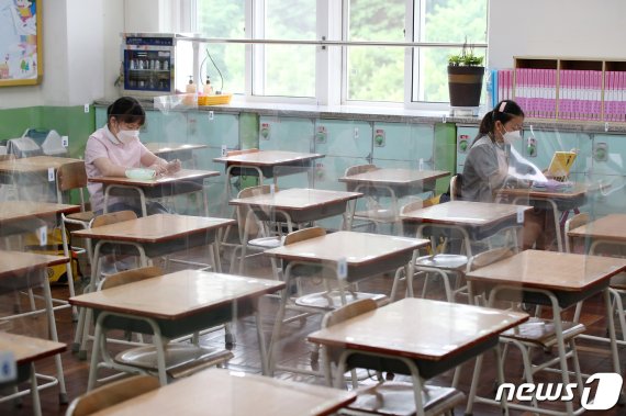 3일 대구 한 초등학교에서 학생들이 수업을 준비하고 있다./뉴스1 © News1 공정식 기자