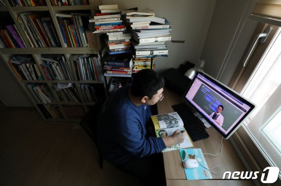 '온라인 개학'이 시작된 지난 4얼9일 고3 학생이 서울 강서구 집에서 원격수업을 듣고 있다./뉴스1 © News1 이광호 기자