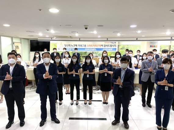 8일 스마트저축은행 임직원 50여명이 서울 강남구 역삼동의 서울지점에서 '덕분에 챌린지'에 참여하고 있다.