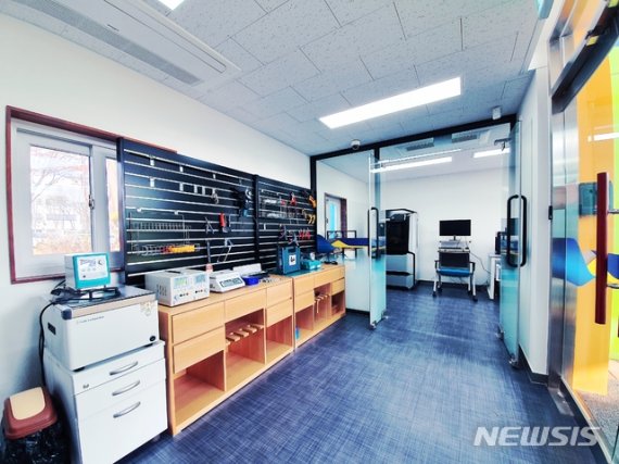 【수원=뉴시스】김경호 기자= 경기 안산 Station-G 창업공간에 마련된 시제품 제작소.