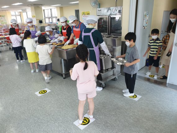 9일 급식이 이뤄지는 한산초등학교 내 식당. 학생들 간 거리두기가 잘 이뤄지고 있다. 사진=김동호 기자