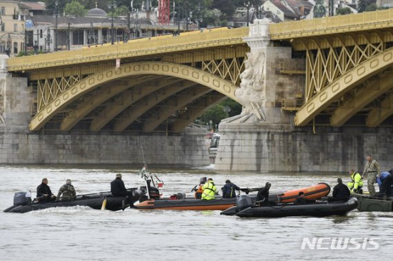 헝가리 유람선 침몰사고가 발생한 부다페스트 다뉴브강 사고 지점에 구조대원들이 구조작업을 벌이고 있다. /사진=AP/뉴시스