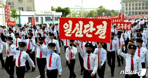 북한 평양의 청년들이 탈북민 단체의 대북전단(삐라) 살포에 대해 항의하는 군중 시위를 벌이고있다. /사진=뉴스1
