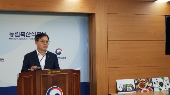 박병홍 농식품부 식품산업정책실장이 9일 정부세종청사에서 식사문화 개선 방안에 대해 브리핑하고 있다.
