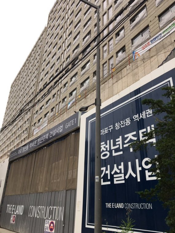 서울 마포구 창천동의 이랜드 신촌사옥이 청년임대주택으로 탈바꿈한다. 신촌 사옥은 올해 하반기 589가구 규모로 공급될 예정이다.
