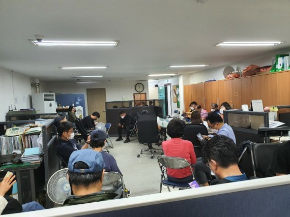 지난 5월 28일 장위4구역 해임총회 후 조합 사무실에서 조합원들이 순번을 정해 24시간 철야로 사무실을 지키고 있다.
