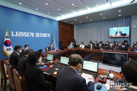 [서울=뉴시스]배훈식 기자 = 문재인 대통령이 9일 청와대에서 열린 국무회의를 주재하고 있다. 2020.06.09. dahora83@newsis.com