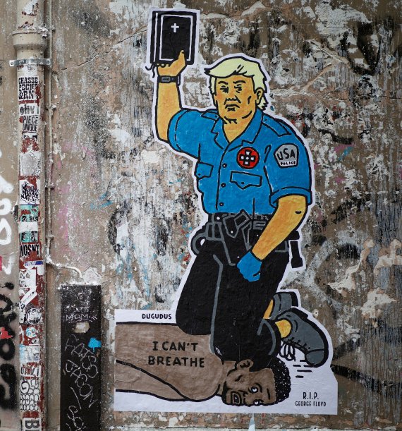 도널드 트럼프 미국 대통령의 풍자 그림이 프랑스 파리의 한 도로벽에 등장했다. 트럼프 대통령이 성경을 든 채 백인 경찰의 과잉진압으로 사망한 흑인 남성 조지 플로이드의 목을 누르고 있다. 로이터뉴스1