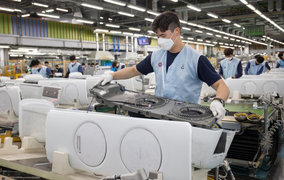 삼성전자 광주사업장에서 직원들이 '무풍에어컨'을 생산하고 있다. 삼성전자 제공