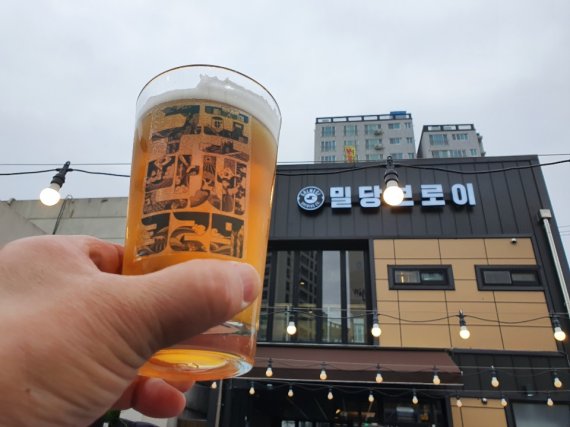 부산 북구청은 9일 구포역 인근에 맥주 양조장 시설이 포함된 게스트하우스를 조성하기 위한 실시설계용역에 나선다고 밝혔다. 북구청이 최근 출시한 수제맥주 '구포만세 329'의 모습. 북구청 제공