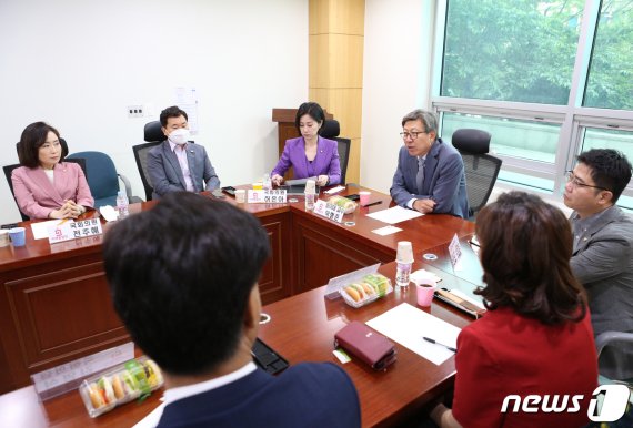 박형준 전 미래통합당 선거대책위원장이 지난 10일 오전 서울 여의도 국회 의원회관에서 열린 미래통합당 초선의원 공부모임 '명불허전'에서 강의를 하고 있다. 뉴스1