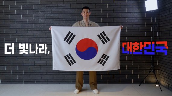 손흥민 선수는 지난 5월 해병대 훈련을 마치고 곧바로 '6·25전쟁 무공훈현 주인공 찾기' 캠페인에 참여했다. 손흥민은 국방을 상징하는 카키색 옷을 입었다.