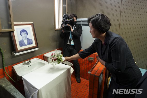 文대통령, '박종철 고문현장' 찾아...김정숙 여사, 눈시울 붉혀