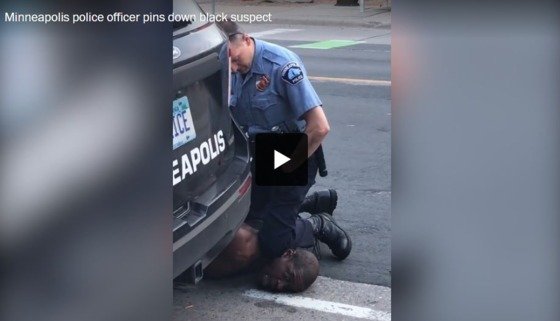 흑인 남성 조지 플로이드의 목을 무릎으로 찍어누르는 경찰관의 모습 <워싱턴포스트 웹사이트 영상 갈무리>