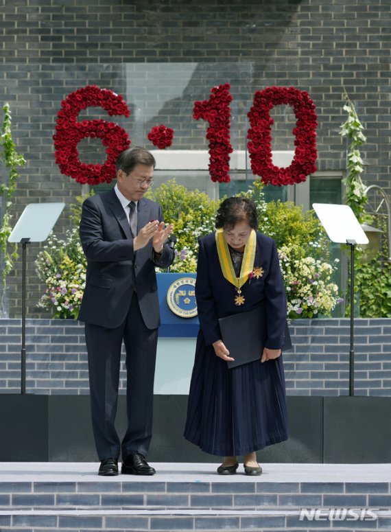 [서울=뉴시스]박영태 기자 = 문재인 대통령이 10일 오전 서울 용산구 남영동 민주인권기념관에서 열린 제33주년 6·10민주항쟁 기념식에 참석해 故 이한열 열사의 어머니 배은심 여사에게 국민훈장모란장을 수여한 후 박수를 치고 있다. 2020.06.10.since1999@newsis.com