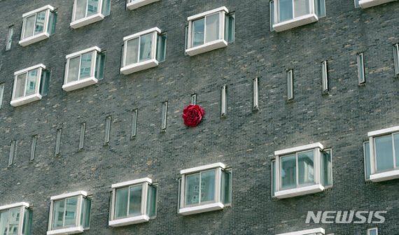 [서울=뉴시스]박영태 기자 = 10일 오전 서울 용산구 남영동 민주인권기념관에서 열린 제33주년 6·10민주항쟁 기념식에서 故 박종철 열사가 고문을 당했던 509호 고문실 창문에 장미꽃이 걸려져 있다. 2020.06.10.since1999@newsis.com