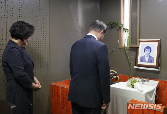 [서울=뉴시스]박영태 기자 = 문재인 대통령과 부인 김정숙 여사가 10일 오전 서울 용산구 민주인권기념관에서 열린 제33주년 6.10 민주항쟁 기념식을 마친 후 509호 조사실에 마련된 박종철 열사 영정에 묵념하고 있다. 2020.06.10. since1999@newsis.com