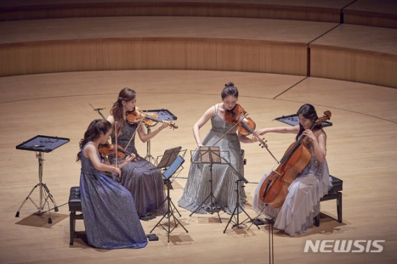 [서울=뉴시스]현악사중주단 에스메 콰르텟이 9일 오후 롯데콘서트홀에서 한국 데뷔 무대를 열었다.(사진=크레디아 제공)2020.06.10 photo@newsis.com