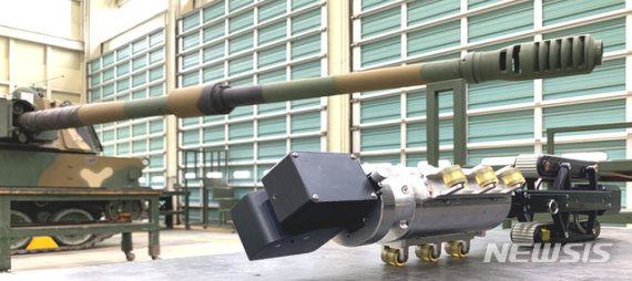 [광주=뉴시스]이창우 기자 = 한국광기술원 지능형광센서연구센터팀이 개발한 자주포, 전차포 포신 검사장비(오른쪽). 사진=한국광기술원 제공 2020.06.11 photo@newsis.com