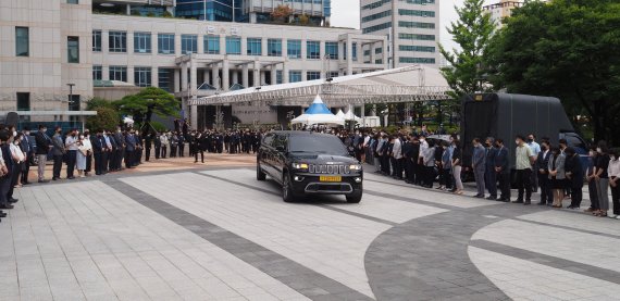 심완구 전 울산시장의 운구차량이 11일 울산시청 햇빛광장에서 열린 영결식 후 장지로 향하고 있다. 시민 영결식에 참석한 많은 울산시민들이 고인의 마지막길을 함께 하며 애도했다.