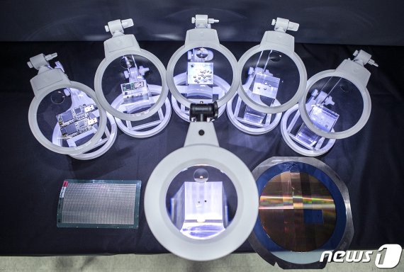 반도체 설계 업체인 비트리 사옥에 전시된 양자난수생성(QRNG) 칩 <SK텔레콤 제공> © 뉴스1