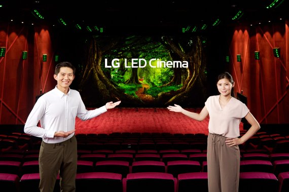 LG전자 모델이 대만 영화관 체인 ‘쇼타임 시네마’의 LED 상영관에 적용한 'LG LED 시네마 디스플레이'를 소개하고 있다. /LG전자 제공