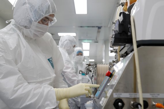 11일 러시아 상트페테르부르크의 한 코로나19 백신 연구 시설에서 연구진들이 기기를 조작하고 있다.로이터뉴스1