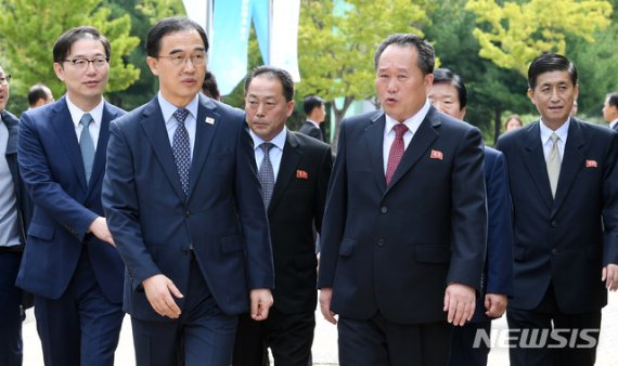 【개성=뉴시스】사진공동취재단 = 조명균 통일부 장관(왼쪽)과 리선권 조평통 위원장이 14일 오전 개성공단에서 열린 남북공동연락사무소 개소식에 참석하고 있다. 2018.09.14. photo@newsis.com