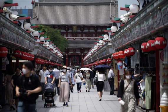 지난 12일 도쿄 유명 관광지인 아사쿠사에 관광객 등 인파가 보인다. AP뉴시스