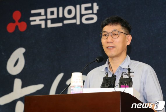 진중권 전 동양대 교수가 10일 오전 서울 여의도 국회 의원회관에서 열린 국민의당 '온 국민 공부방'에서 '우리 시대의 정의란 무엇인가?'를 주제로 강연을 하고 있다. 2020.6.10/뉴스1 © News1 박세연 기자