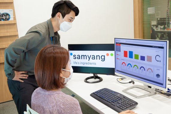 삼양그룹 직원들이 RPA 포탈을 이용하며 새로운 RPA 프로젝트를 논의하고 있다. /사진=삼양그룹 제공