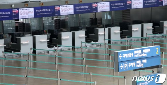 신종 코로나바이러스 감염증(코로나19) 여파로 한산한 인천국제공항 출국장 전경. 2020.6.9/뉴스1 © News1 이승배 기자