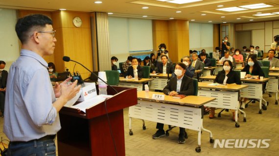 [서울=뉴시스] 장세영 기자 = 진중권 동양대 전 교수가 10일 서울 여의도 국회 의원회관에서 열린 국민공부방 제1강 ‘우리시대의 정의란 무엇인가?’를 주제로 특강을 하고 있다. 2020.06.10. photothink@newsis.com