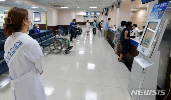 [대구=뉴시스] 이무열 기자 = 115일간 대구지역 신종 코로나바이러스 감염증(코로나19) 지역거점병원인 계명대학교 대구동산병원이 15일 재개원 했다. 이날 병원을 찾은 시민들이 진료를 받기 위해 접수를 하고 있다. 2020.06.15.lmy@newsis.com