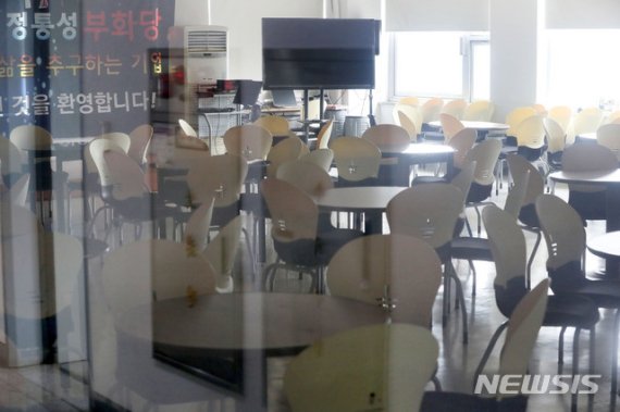 [서울=뉴시스]홍효식 기자 = 건강용품 판매업체인 '리치웨이'와 관련해 신종 코로나바이러스 감염증(코로나19) 확진자가 10명으로 집계된 4일 오후 서울 관악구 소재 폐쇄된 리치웨이 사무실 내부가 보이고 있다. 2020.06.04. yesphoto@newsis.com