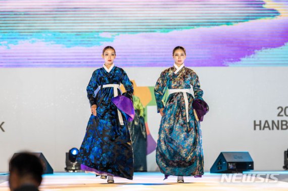 [서울=뉴시스] 2019년 한복문화주간 행사 '한복패션쇼'.(사진=한국공예·디자인문화진흥원 제공) 2020.6.15 photo@newsis.com